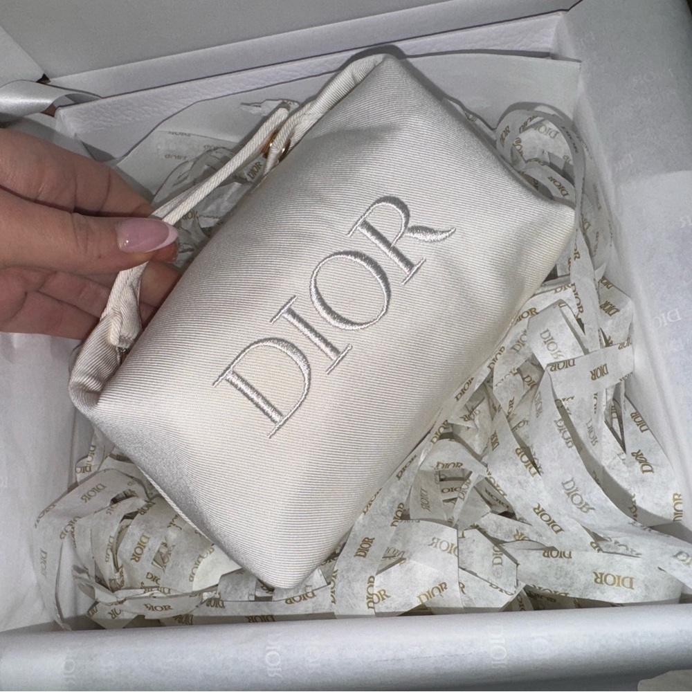 Dior White pouch 💗💗💗 - Picture 4 of 7